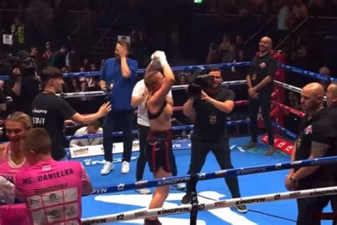 daniella hemsley flashing the crowd|Kingpyn Boxing video: Daniella Hemsley flashes fans。